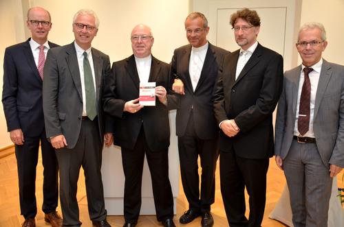 Buchpräsentation in der Kommende Dortmund (v.l.): Prof. Dr. Dirk Sauerland, Rolf Pitsch (Bonifatius-Verlag), Erzbischof Hans-Josef Becker, Prälat Dr. Peter Klasvogt, Dr. Andreas Fisch und Dr. Richard Böger. Bild: Bodin/pdp