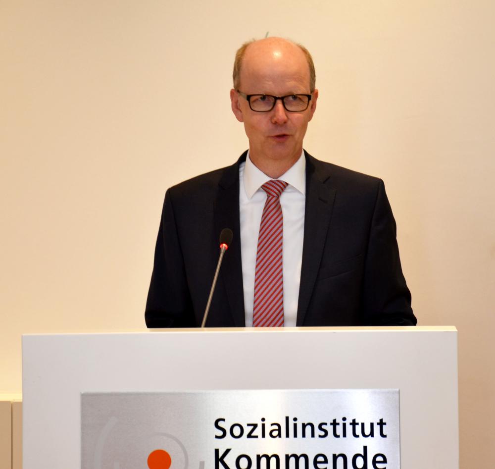 Prof. Dr. Dirk Sauerland stellte den neuen Sammelband mit Reden von Erzbischof Hans-Josef Becker vor, welche dieser auf den Unternehmertagen der Kommende Dortmund gehalten hatte. Bild: Bodin/pdp