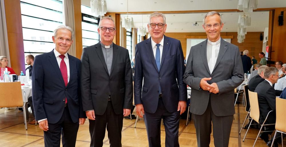 16. Tag für Unternehmerinnen und Unternehmer in Dortmund (v.l.): Dr. Richard Böger, Vorstandsvorsitzender der Bank für Kirche und Caritas eG, Weihbischof Josef Holtkotte, Arndt Günter Kirchhoff und Kommende-Direktor Prälat Dr. Peter Klasvogt. Foto: Michael Bodin / Erzbistum Paderborn