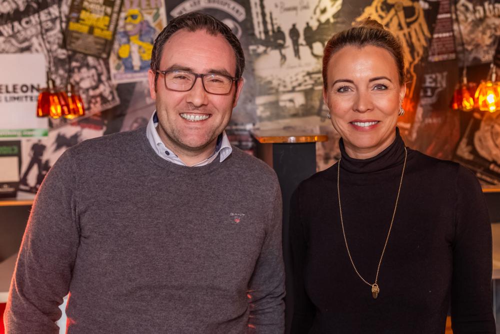 Robert Kläsener, Geschäftsführer von beneVolens, und Anika Heydenreich von ArtWork Merchandising GmbH im Interview (v.l. Bildnachweis: IHK zu Dortmund / Stephan Schütze).