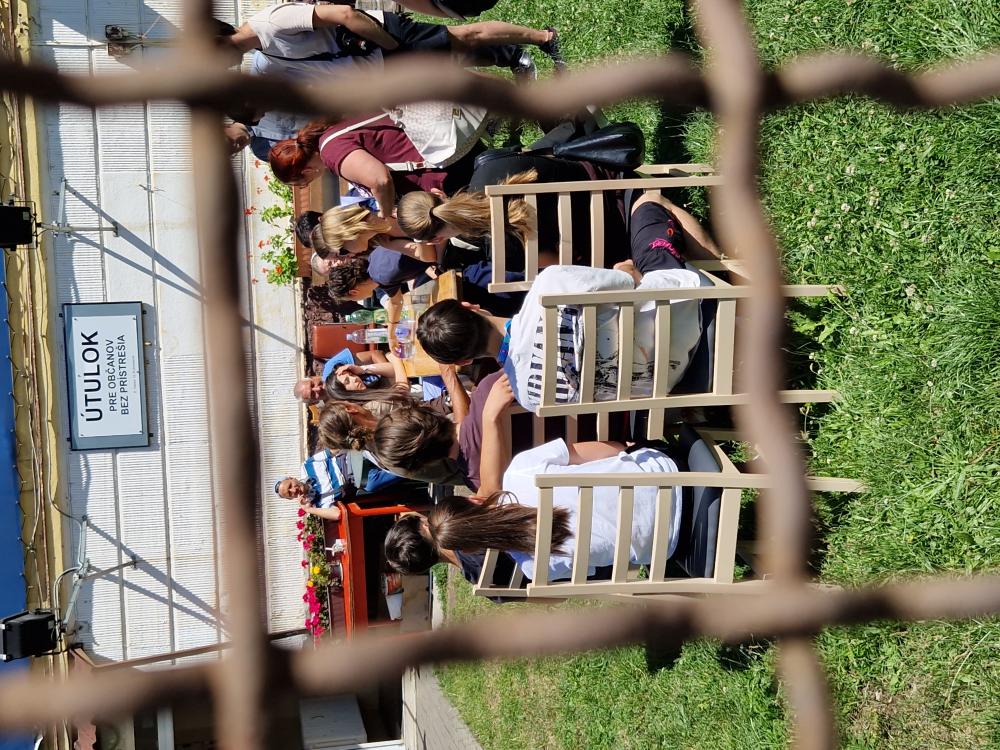 Teilgruppen besuchten unterschiedliche soziale Einrichtungen: Hier die lokale Wohnungslosenhilfe. (Foto: Claudia Schwarz)