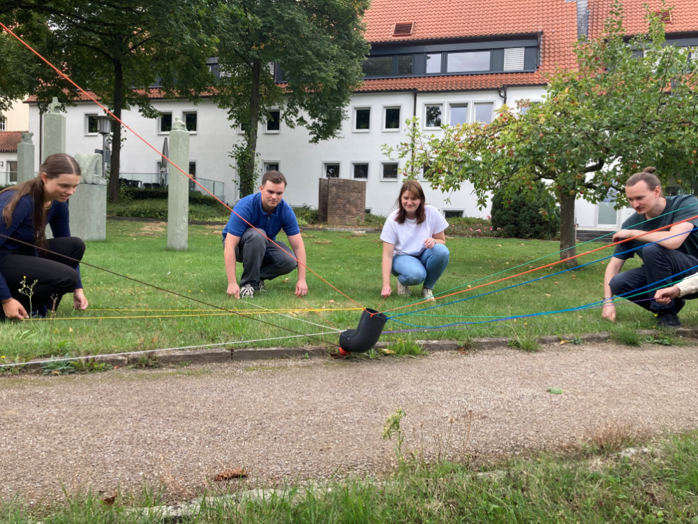 Referent:innen bei der Erprobung einer erlebnispädagogischen Übung