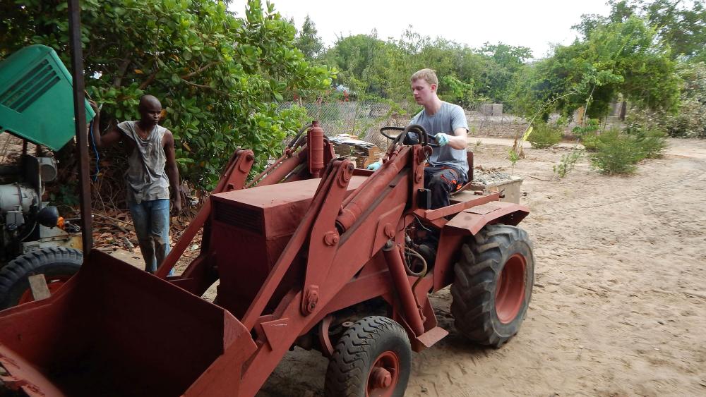 Mitarbeiter der Firma Münstermann in Tansania im Einsatz mit dem Trecker beim kulturellen Lernen