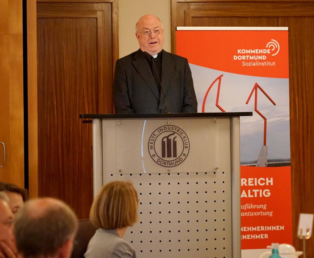 Erzbischof Hans-Josef Becker begrüßte am Dienstag die Gäste beim 13. Tag für Unternehmerinnen und Unternehmer im Erzbistum Paderborn in Dortmund.