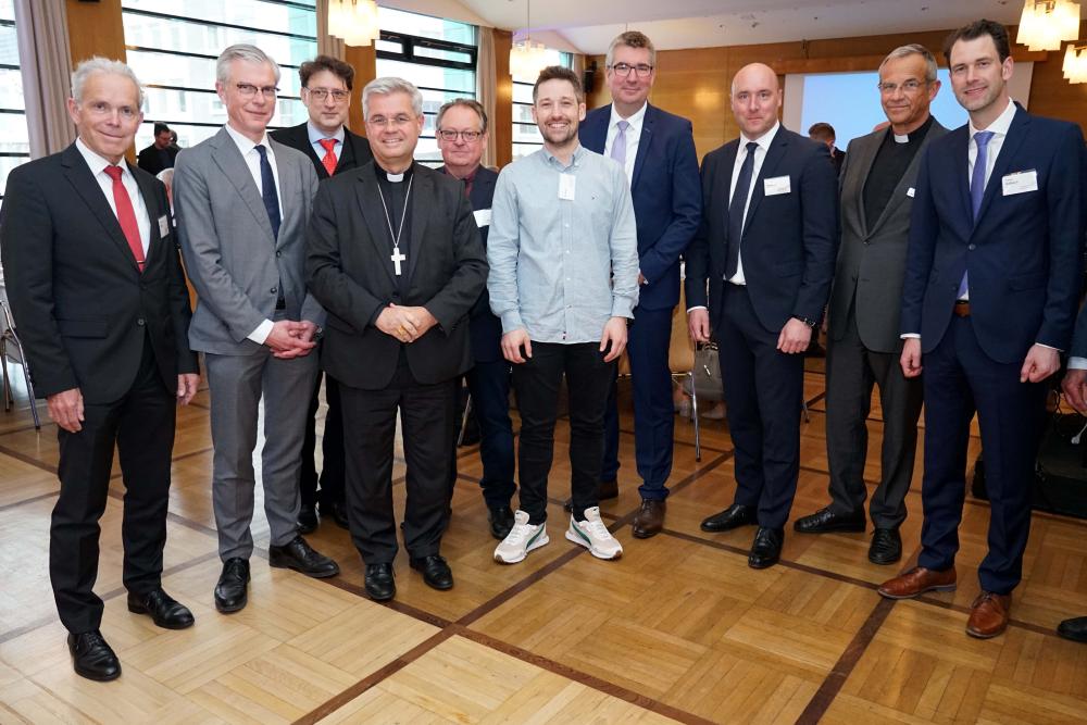 Dr. Richard Böger, (Bank für Kirche und Caritas eG), Professor Dr. Martin Werding, Dr. Andreas Fisch (Kommende Dortmund), Erzbischof Dr. Udo Markus Bentz, Reinhold Rünker (Wirtschaftsministerium NRW), Dr. Tim Breker (Vytal Global GmbH), Wulf-Christian Ehrich (IHK zu Dortmund), Philipp Halbach (Diagramm Halbach GmbH & Co. KG), Prälat Dr. Peter Klasvogt (Direktor der Kommende Dortmund) und Thomas Halbach (Diagramm Halbach GmbH & Co. KG). Foto: Michael Bodin / Erzbistum Paderborn