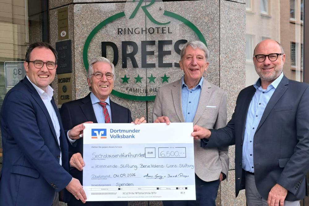 Christoph Meyer-Haferkamp (Lions-Club Dortmund-Hanse), Hans-Georg und Bernd Riepe (Ringhotel Drees) bei der Scheckübergabe über 6.500 € an den Geschäftsführer der Kommende-Stiftung beneVolens, Robert Kläsener (v.r.). Foto: Ringhotel Drees 
