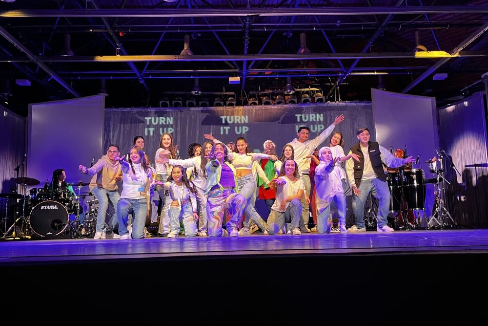 Jugendliche bei einem vergangenen Projket mit GenVerde auf der Bühne