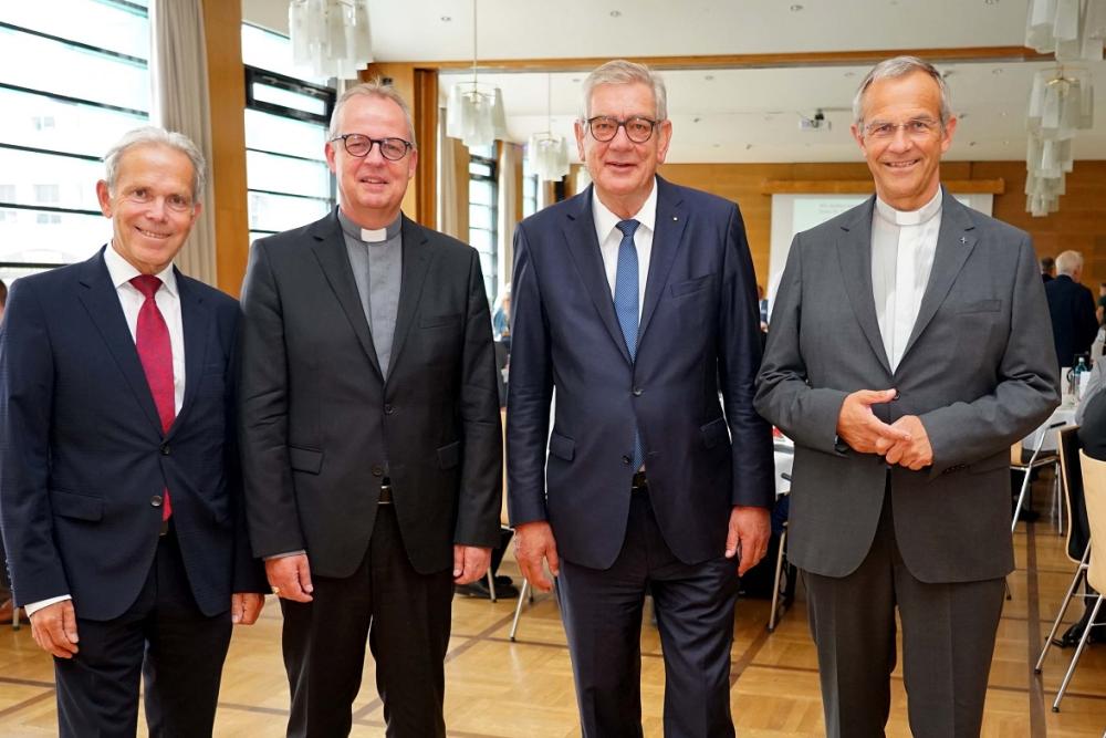 16. Tag für Unternehmerinnen und Unternehmer in Dortmund (v.l.): Dr. Richard Böger, Vorstandsvorsitzender der Bank für Kirche und Caritas eG, Weihbischof Josef Holtkotte, Arndt Günter Kirchhoff und Kommende-Direktor Prälat Dr. Peter Klasvogt. Foto: Michael Bodin / Erzbistum Paderborn