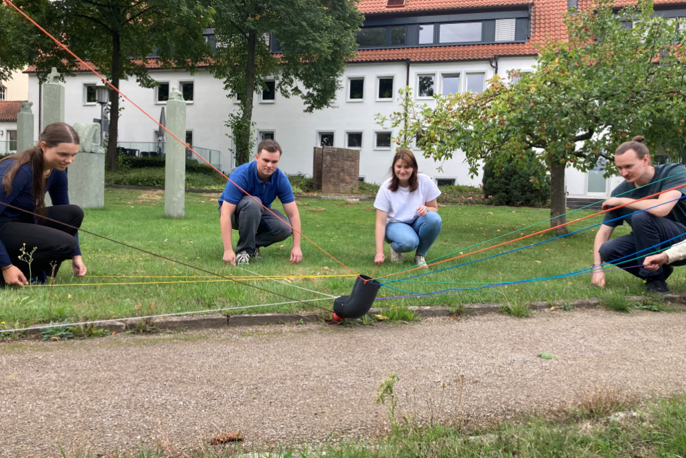 Referent:innen bei der Erprobung einer erlebnispädagogischen Übung
