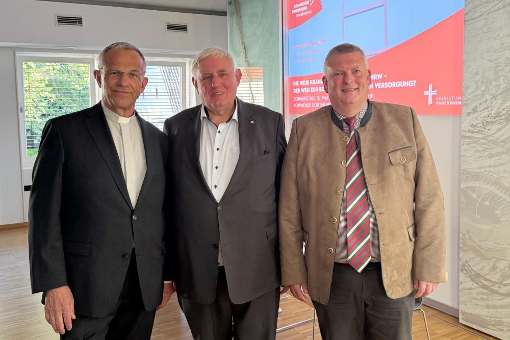  (v. l. n. r.) Prälat Dr. Peter Klasvogt (Direktor Kommende Dortmund); Karl-Josef Laumann (NRW-Gesundheitsminister), Christian Jostes (Geschäftsführer Hospitalvereinigung Weser-Egge)