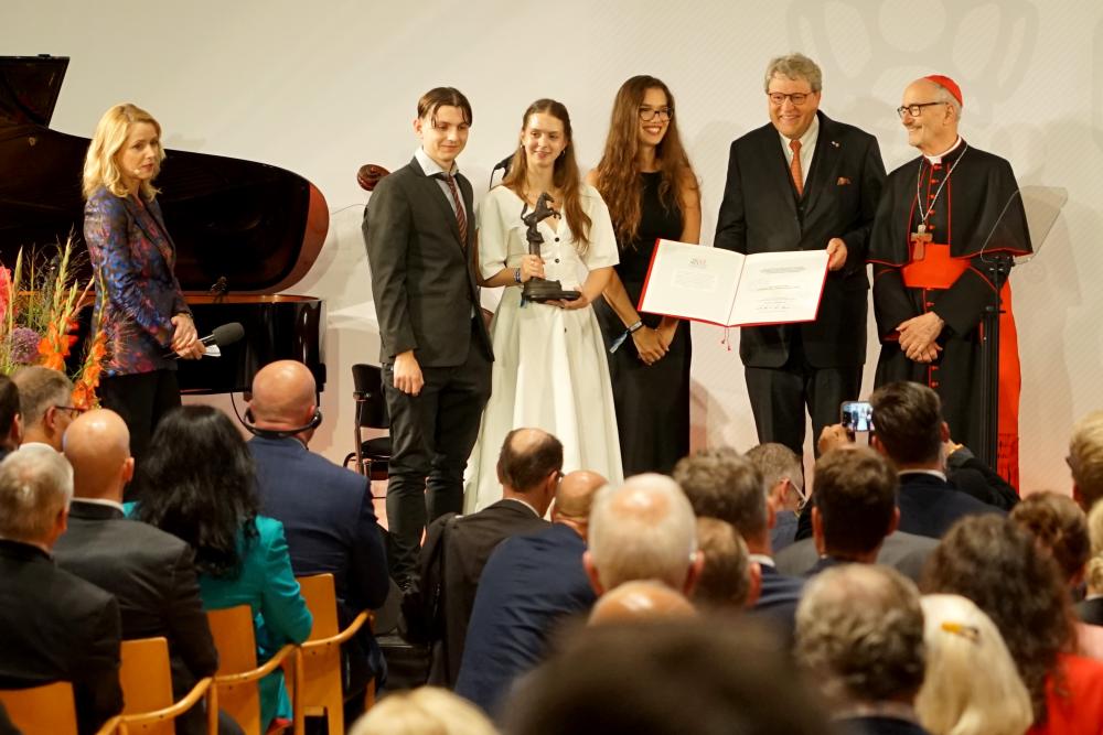 Die Preisübergabe. Foto: Michael Bodin / Erzbistum Paderborn