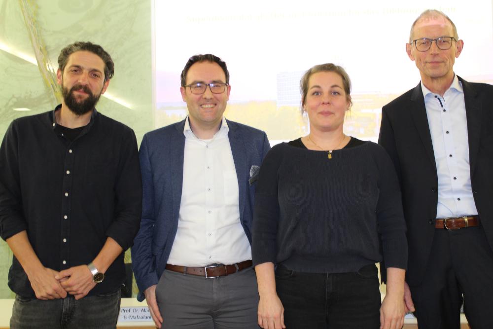 Sie gestalteten das Kommende-Forum (v.l.): Prof. Dr. Aladin El-Mafaalani, Robert Kläsener (Kommende Dortmund), Sarah Gyulay (Konrektorin Schule am Hafen) und Kommende-Direktor Detlef Herbers. (Foto: Wolfgang Maas | Der DOM]