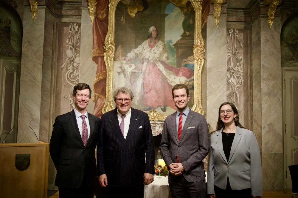 Raphael Röwekamp (2. v. l.) und Claudia Schwarz (l.) vom Vorstand der Stiftung socioMovens. Giving Europe a Soul bei Kuratorendinner der WWL