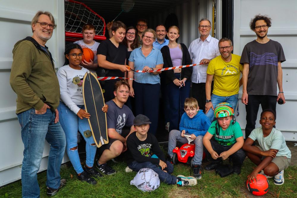 Mit einer kleinen Feier wurde der neue Spielecontainer eröffnet. © Ralf Obernier