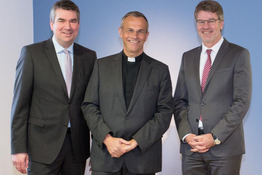 Kommende-Direktor Prälat Dr. Peter Klasvogt (Mitte) mit Wulf-Christian Ehrich (links) und Prof. Dr. Henrik Müller